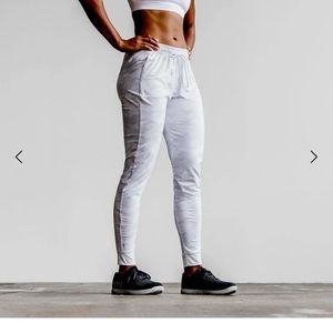 NOBULL-WOMEN'S CAMO JOGGER - WHITE CAMO / S